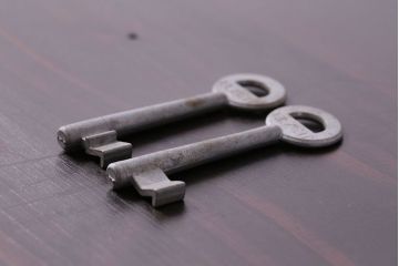 アンティーク雑貨　ハンガリー製　ELZETT社　味わい深い風合いのアンティークキー(鍵、カギ)2本セット(1)