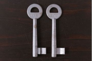 アンティーク雑貨　ハンガリー製　ELZETT社　味わい深い風合いのアンティークキー(鍵、カギ)2本セット(1)