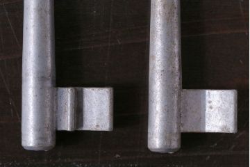 アンティーク雑貨　ハンガリー製　ELZETT社　味わい深い風合いのアンティークキー(鍵、カギ)2本セット(1)