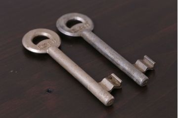 アンティーク雑貨　ハンガリー製　ELZETT社　味わい深い風合いのアンティークキー(鍵、カギ)2本セット(2)