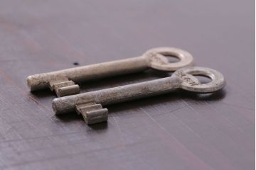 アンティーク雑貨　ハンガリー製　ELZETT社　味わい深い風合いのアンティークキー(鍵、カギ)2本セット(2)