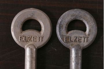 アンティーク雑貨　ハンガリー製　ELZETT社　味わい深い風合いのアンティークキー(鍵、カギ)2本セット(2)