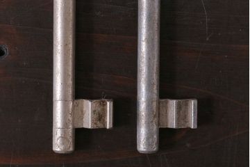 アンティーク雑貨　ハンガリー製　ELZETT社　味わい深い風合いのアンティークキー(鍵、カギ)2本セット(2)