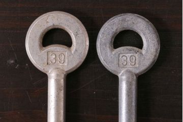 アンティーク雑貨　ハンガリー製　ELZETT社　味わい深い風合いのアンティークキー(鍵、カギ)2本セット(2)