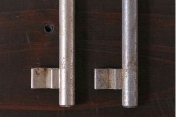 アンティーク雑貨　ハンガリー製　ELZETT社　味わい深い風合いのアンティークキー(鍵、カギ)2本セット(2)