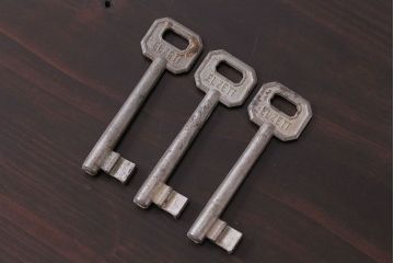 アンティーク雑貨　ハンガリー製　ELZETT社　味わい深い風合いのアンティークキー(鍵、カギ)3本セット