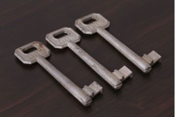 アンティーク雑貨　ハンガリー製　ELZETT社　味わい深い風合いのアンティークキー(鍵、カギ)3本セット