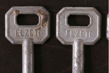 アンティーク雑貨　ハンガリー製　ELZETT社　味わい深い風合いのアンティークキー(鍵、カギ)3本セット