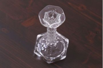 アンティーク雑貨　イギリスビンテージ　エレガントなフォルムのガラス製キャンドルスタンド(ろうそく立て)