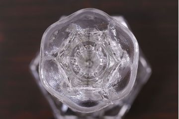 アンティーク雑貨　イギリスビンテージ　エレガントなフォルムのガラス製キャンドルスタンド(ろうそく立て)