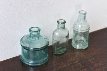 アンティーク雑貨　和製アンティーク　気泡の入った淡いグリーンのガラス瓶3つセット(小瓶、花瓶)