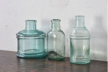 アンティーク雑貨　和製アンティーク　気泡の入った淡いグリーンのガラス瓶3つセット(小瓶、花瓶)