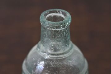 アンティーク雑貨　和製アンティーク　気泡の入った淡いグリーンのガラス瓶3つセット(小瓶、花瓶)