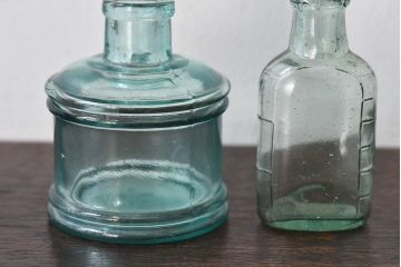 アンティーク雑貨　和製アンティーク　気泡の入った淡いグリーンのガラス瓶3つセット(小瓶、花瓶)