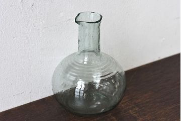 アンティーク雑貨　昭和レトロ　シックな色味と薄いガラスが上品な雰囲気のガラスの水差し(一輪挿し)