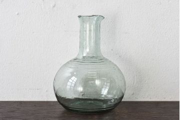 アンティーク雑貨　昭和レトロ　シックな色味と薄いガラスが上品な雰囲気のガラスの水差し(一輪挿し)