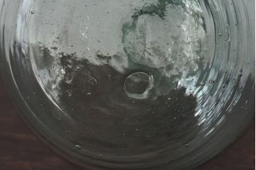 アンティーク雑貨　昭和レトロ　シックな色味と薄いガラスが上品な雰囲気のガラスの水差し(一輪挿し)