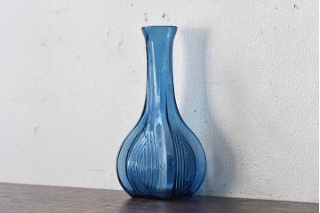 アンティーク雑貨　昭和レトロ　個性的なデザイン!青いガラスが印象的な一輪挿し(花瓶)