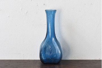 アンティーク雑貨　昭和レトロ　個性的なデザイン!青いガラスが印象的な一輪挿し(花瓶)
