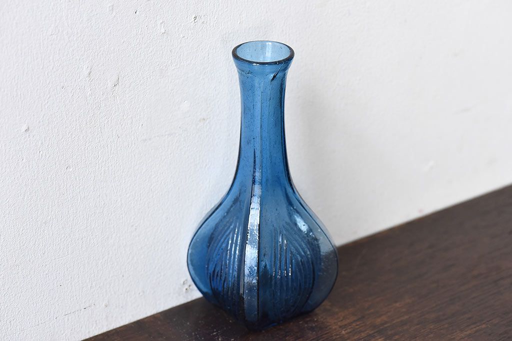 アンティーク雑貨　昭和レトロ　個性的なデザイン!青いガラスが印象的な一輪挿し(花瓶)