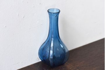 アンティーク雑貨　昭和レトロ　個性的なデザイン!青いガラスが印象的な一輪挿し(花瓶)