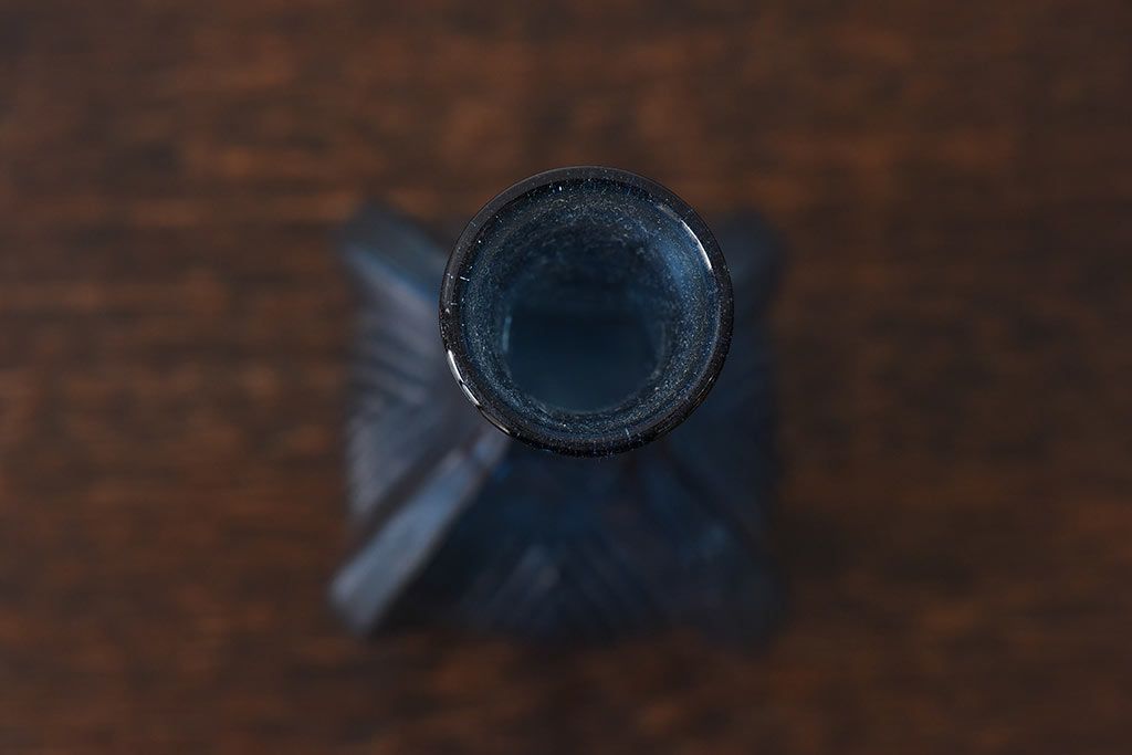 アンティーク雑貨　昭和レトロ　個性的なデザイン!青いガラスが印象的な一輪挿し(花瓶)