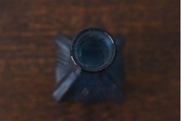 アンティーク雑貨　昭和レトロ　個性的なデザイン!青いガラスが印象的な一輪挿し(花瓶)