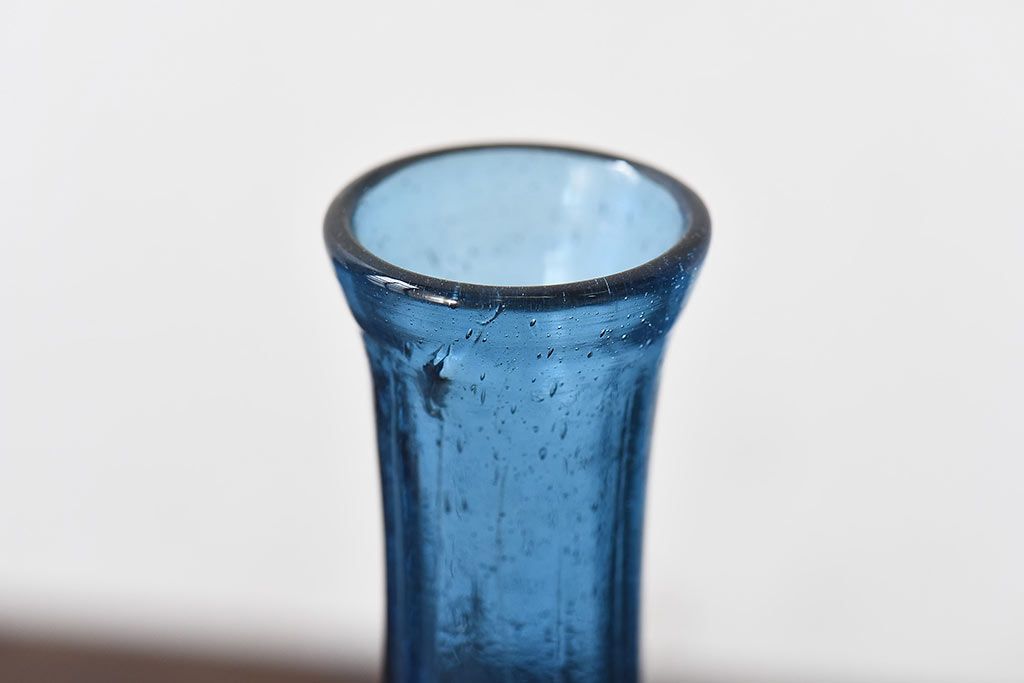 アンティーク雑貨　昭和レトロ　個性的なデザイン!青いガラスが印象的な一輪挿し(花瓶)