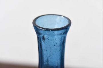 アンティーク雑貨　昭和レトロ　個性的なデザイン!青いガラスが印象的な一輪挿し(花瓶)