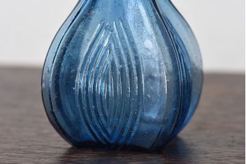 アンティーク雑貨　昭和レトロ　個性的なデザイン!青いガラスが印象的な一輪挿し(花瓶)