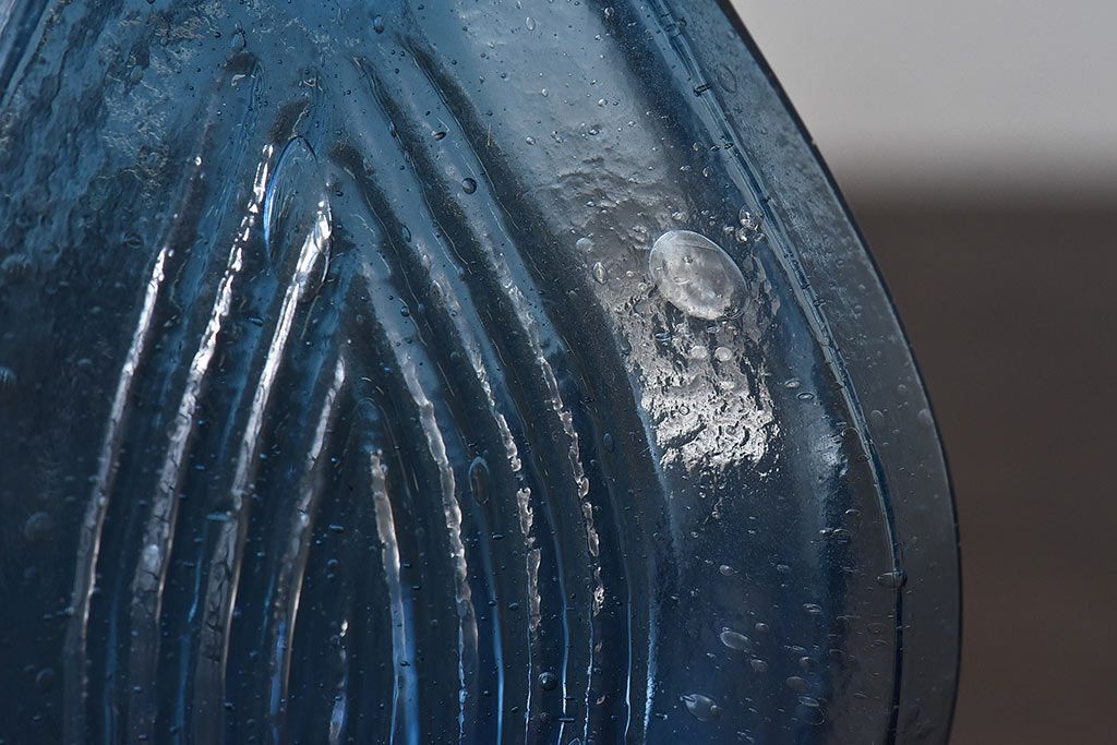 アンティーク雑貨　昭和レトロ　個性的なデザイン!青いガラスが印象的な一輪挿し(花瓶)