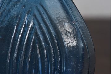 アンティーク雑貨　昭和レトロ　個性的なデザイン!青いガラスが印象的な一輪挿し(花瓶)