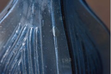 アンティーク雑貨　昭和レトロ　個性的なデザイン!青いガラスが印象的な一輪挿し(花瓶)