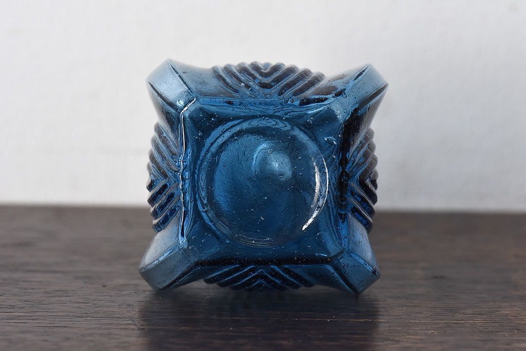 アンティーク雑貨　昭和レトロ　個性的なデザイン!青いガラスが印象的な一輪挿し(花瓶)