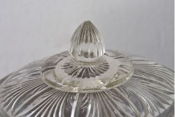 アンティーク雑貨　昭和レトロ　シンプルなデザインのプレスガラスのキャンディーポット(蓋付き器、小物入れ)