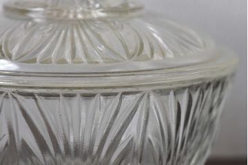 アンティーク雑貨　昭和レトロ　シンプルなデザインのプレスガラスのキャンディーポット(蓋付き器、小物入れ)