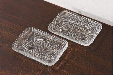 アンティーク雑貨　昭和レトロ　縁の波打ったデザインがかわいらしいプレスガラスの長皿(プレート)2枚セット