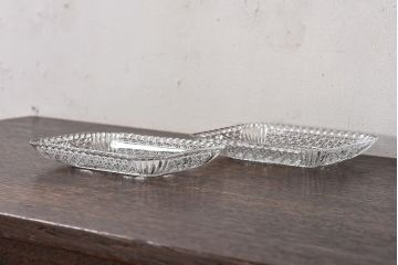 アンティーク雑貨　昭和レトロ　縁の波打ったデザインがかわいらしいプレスガラスの長皿(プレート)2枚セット