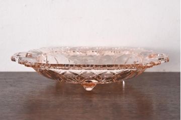 アンティーク雑貨　昭和レトロ　レトロな雰囲気漂う薄ピンクの脚付きプレート皿(プレスガラス、器)