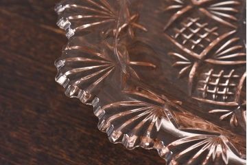 アンティーク雑貨　昭和レトロ　レトロな雰囲気漂う薄ピンクの脚付きプレート皿(プレスガラス、器)