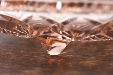 アンティーク雑貨　昭和レトロ　レトロな雰囲気漂う薄ピンクの脚付きプレート皿(プレスガラス、器)