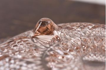 アンティーク雑貨　昭和レトロ　レトロな雰囲気漂う薄ピンクの脚付きプレート皿(プレスガラス、器)