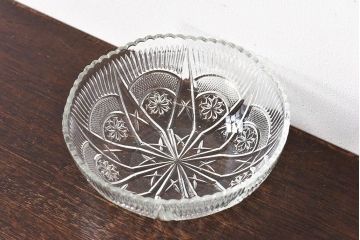 アンティーク雑貨　昭和レトロ　上品な雰囲気漂うガラス鉢(深皿、器、プレスガラス)
