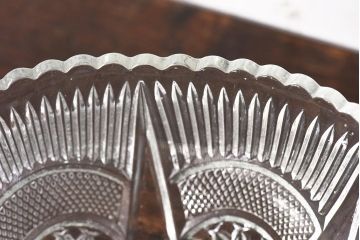 アンティーク雑貨　昭和レトロ　上品な雰囲気漂うガラス鉢(深皿、器、プレスガラス)