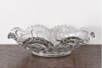 アンティーク雑貨　大正期　花・渦つなぎ紋　可愛らしいデザインの深皿(鉢、器、プレスガラス)