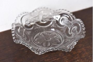アンティーク雑貨　大正期　花・渦つなぎ紋　可愛らしいデザインの深皿(鉢、器、プレスガラス)