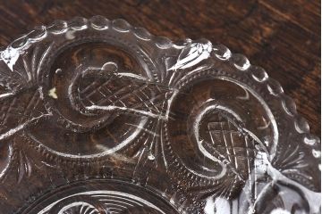 アンティーク雑貨　大正期　花・渦つなぎ紋　可愛らしいデザインの深皿(鉢、器、プレスガラス)