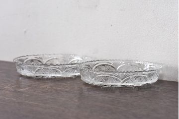 アンティーク雑貨　昭和レトロ　小振りなサイズが可愛らしいプレスガラス製のお皿(器)2枚セット