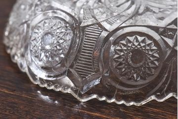 アンティーク雑貨　昭和レトロ　オーソドックスな花モチーフのガラス深皿(小皿、鉢)3枚セット