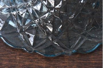 アンティーク雑貨　昭和レトロ　淡いブルーの爽やかなガラス深皿(大皿、鉢)
